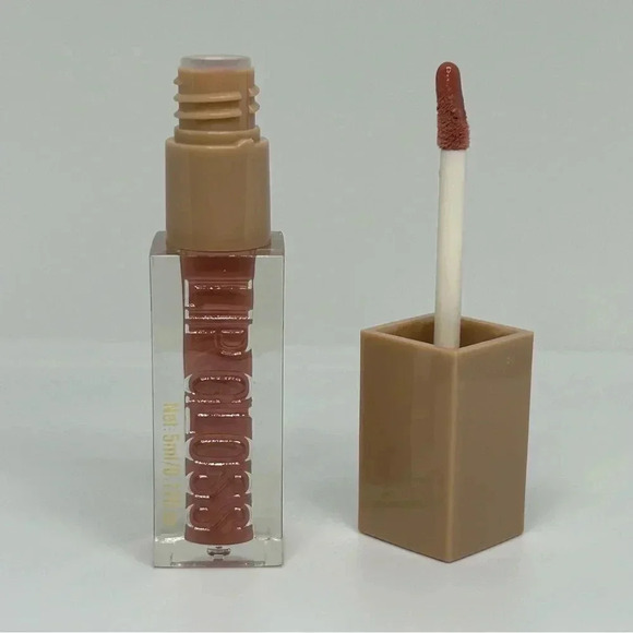 Hello Kiss - Moisturizing and Plumping Ultra Glossy Lip Gloss in Color Silk - Picture 1 of 6